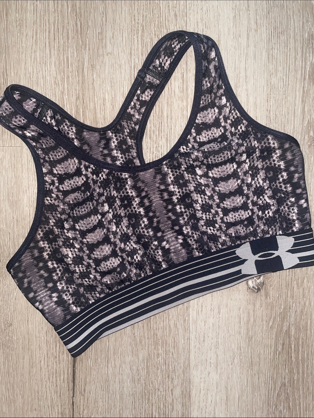 Under Armour Black & Gray Snake-Print Seamless Sports Bra | Size Medium